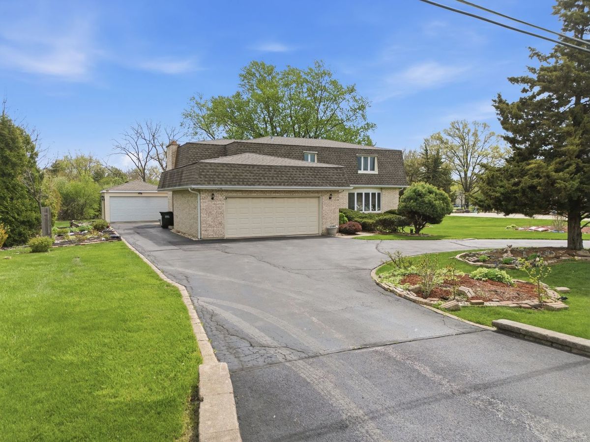 1735 Larson Lane, Roselle, IL 60172