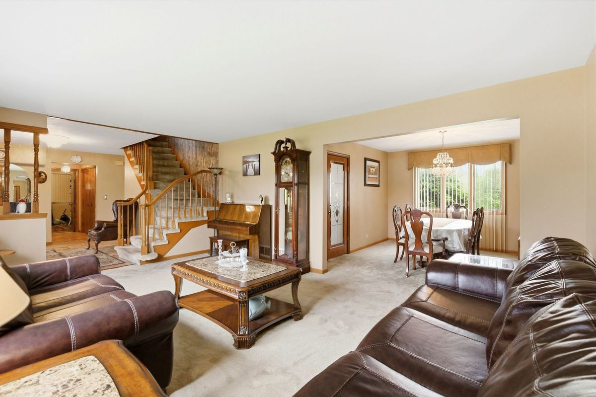 1735 Larson Lane, Roselle, IL 60172