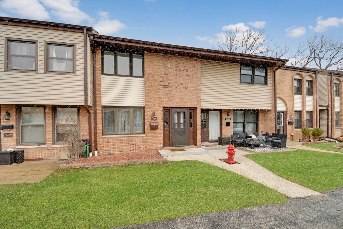 7666 88th Court, Justice, IL 60458