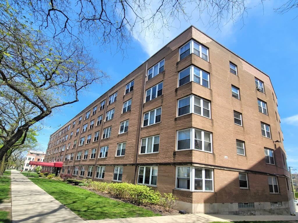 7333 Ridge Boulevard — Chicago, IL 60645