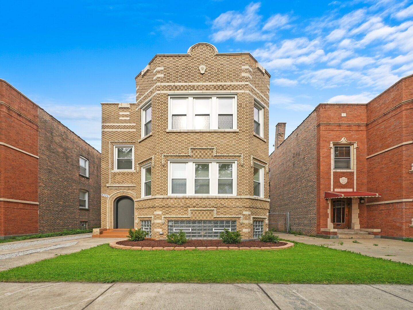8722 S Kingston Avenue — Chicago, IL 60617