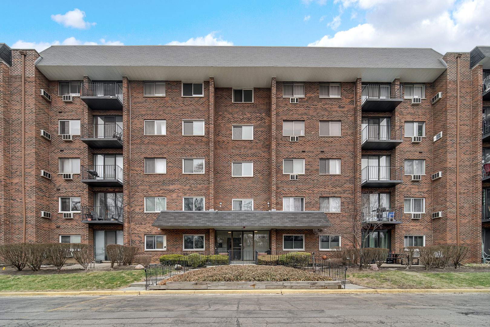 4731 Saint Joseph Creek Road #4E — Lisle, IL 60532