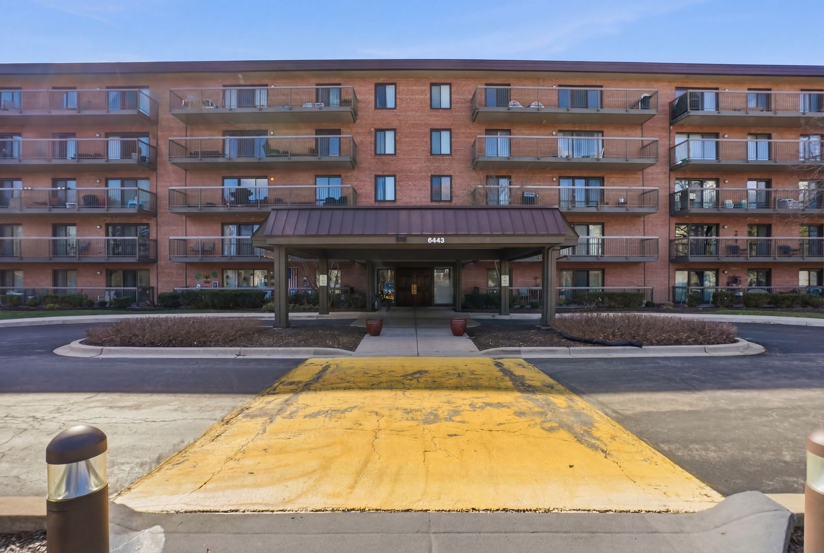6443 Clarendon Hills Road #402 — Willowbrook, IL 60527