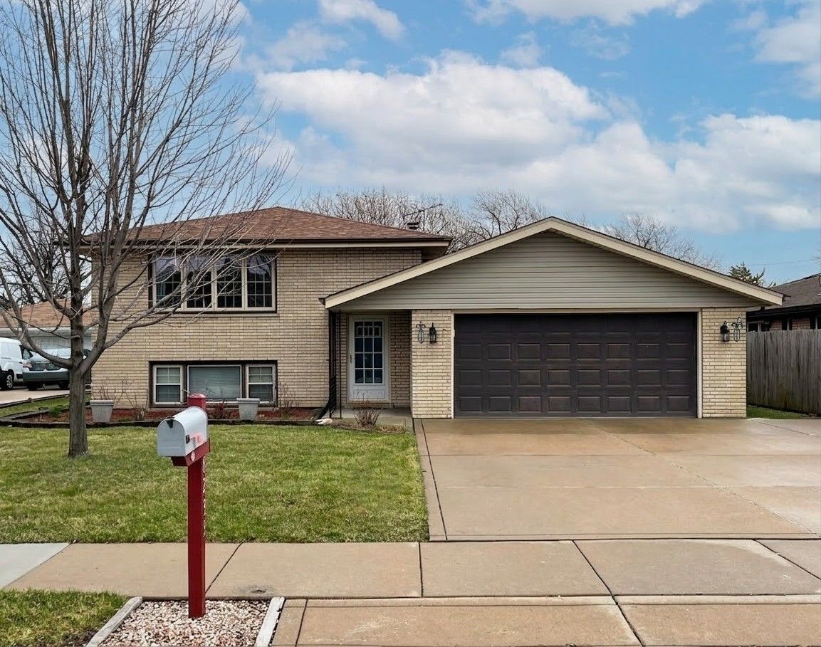 8233 S 76th Avenue — Bridgeview, IL 60455