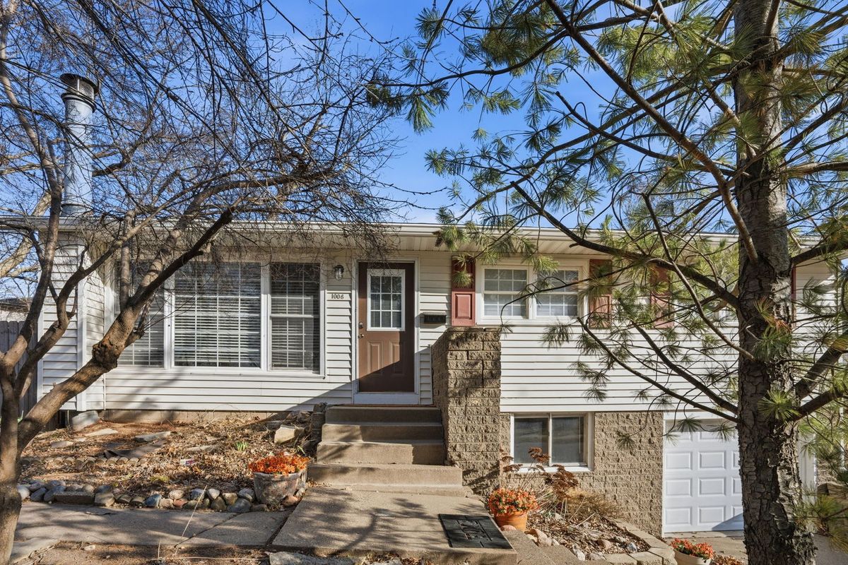 1006 Hillside Drive, Bettendorf, IA 52722