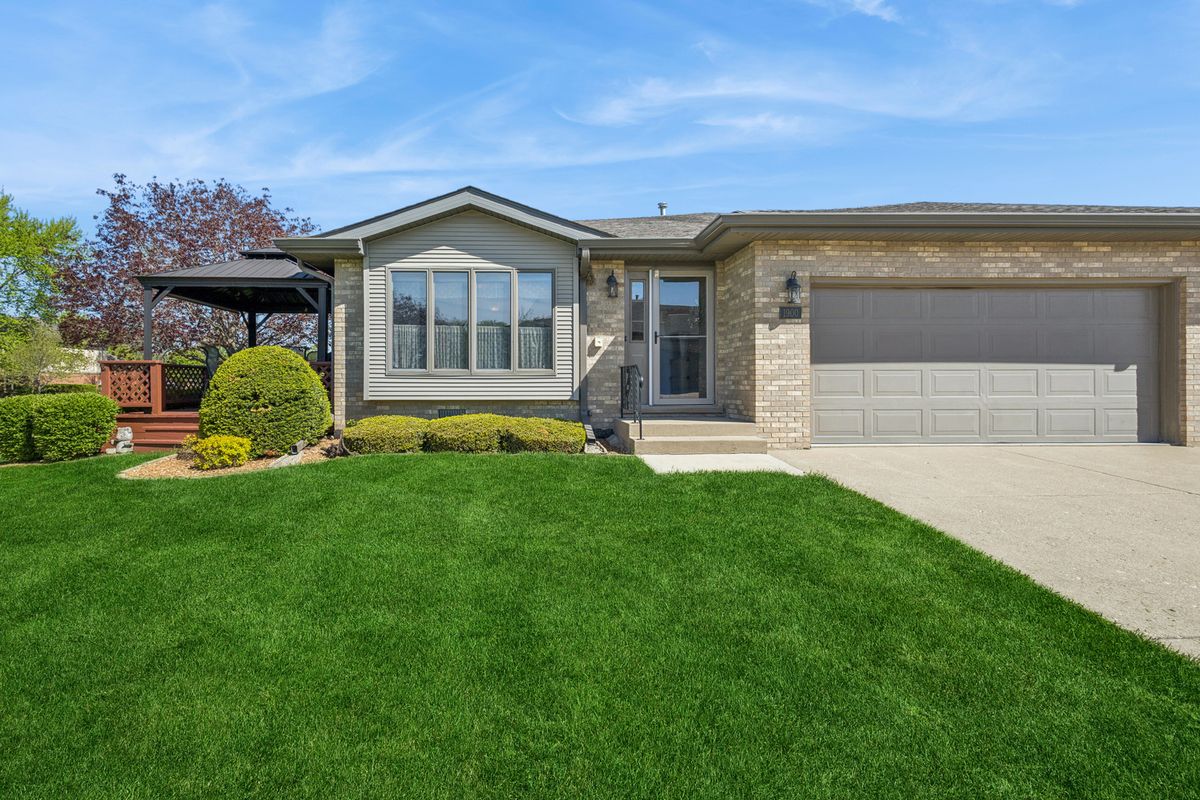 1900 Foxwood Drive, New Lenox, IL 60451