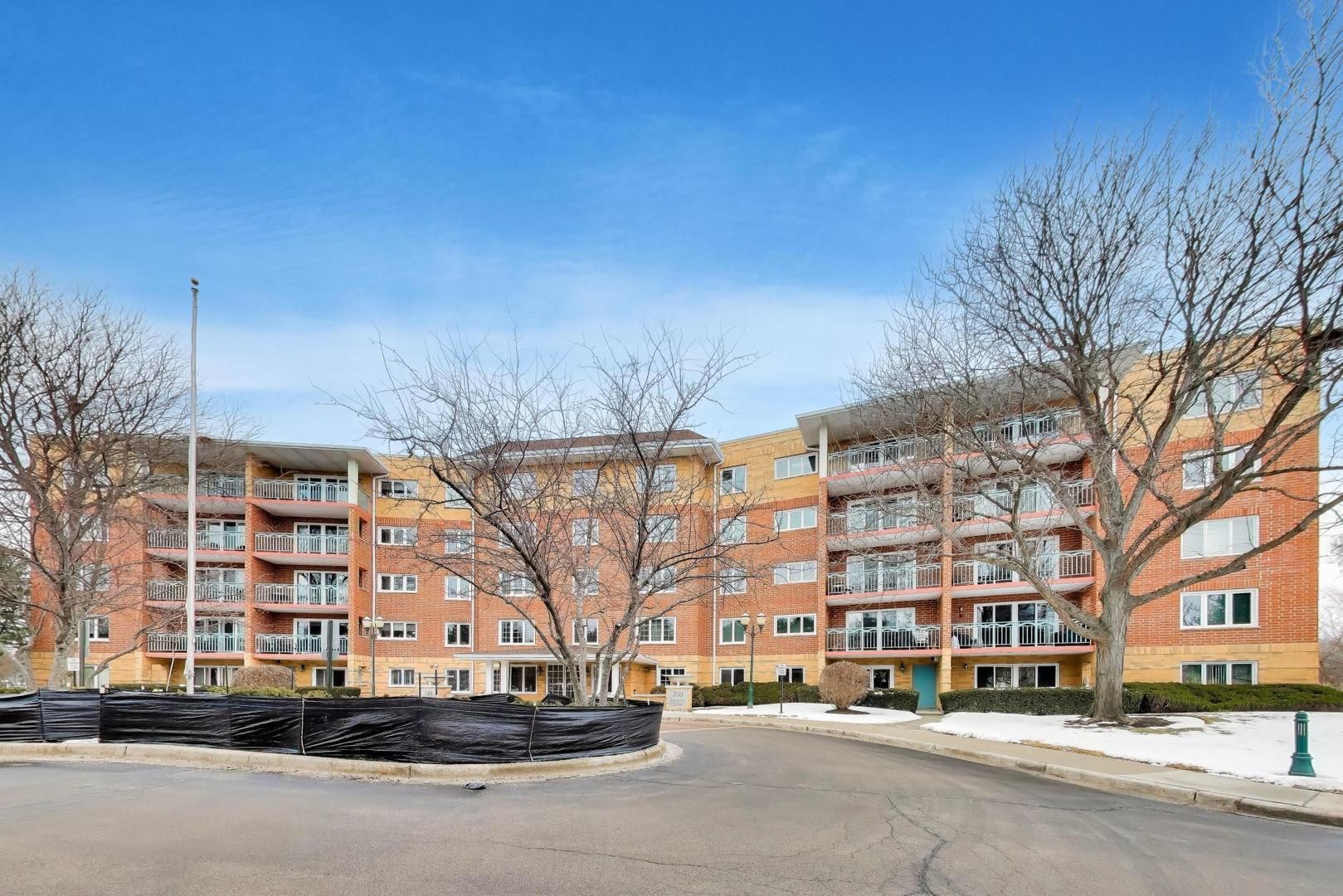 710 Creekside Drive — Mount Prospect, IL 60056