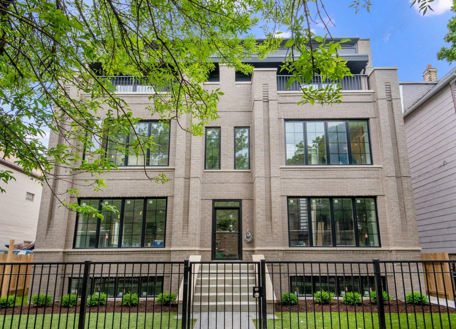 1517 W Barry Avenue #2W — Chicago, IL 60657