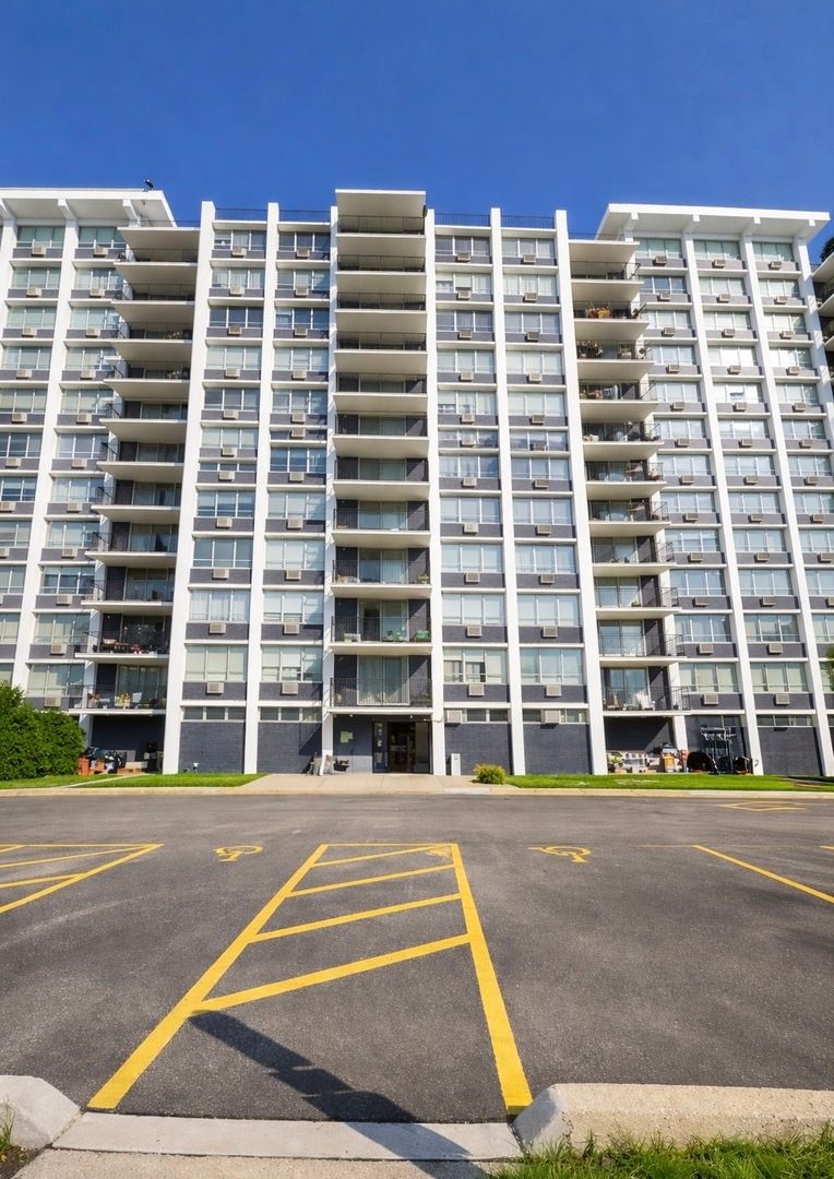 8809 Golf Road, Niles, IL 60714