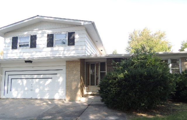 831 Arquilla Drive, Glenwood, IL 60425