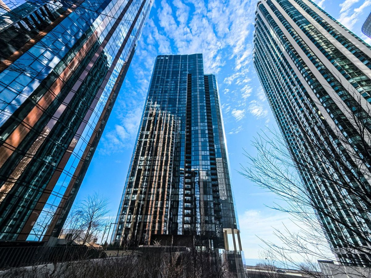 211 Harbor Drive, Chicago, IL 60601
