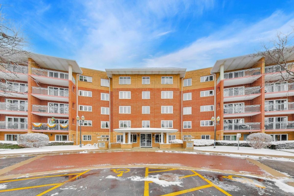 710 Creekside Drive, Mount Prospect, IL 60056