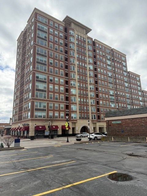 77 Evergreen Avenue, Arlington Heights, IL 60005