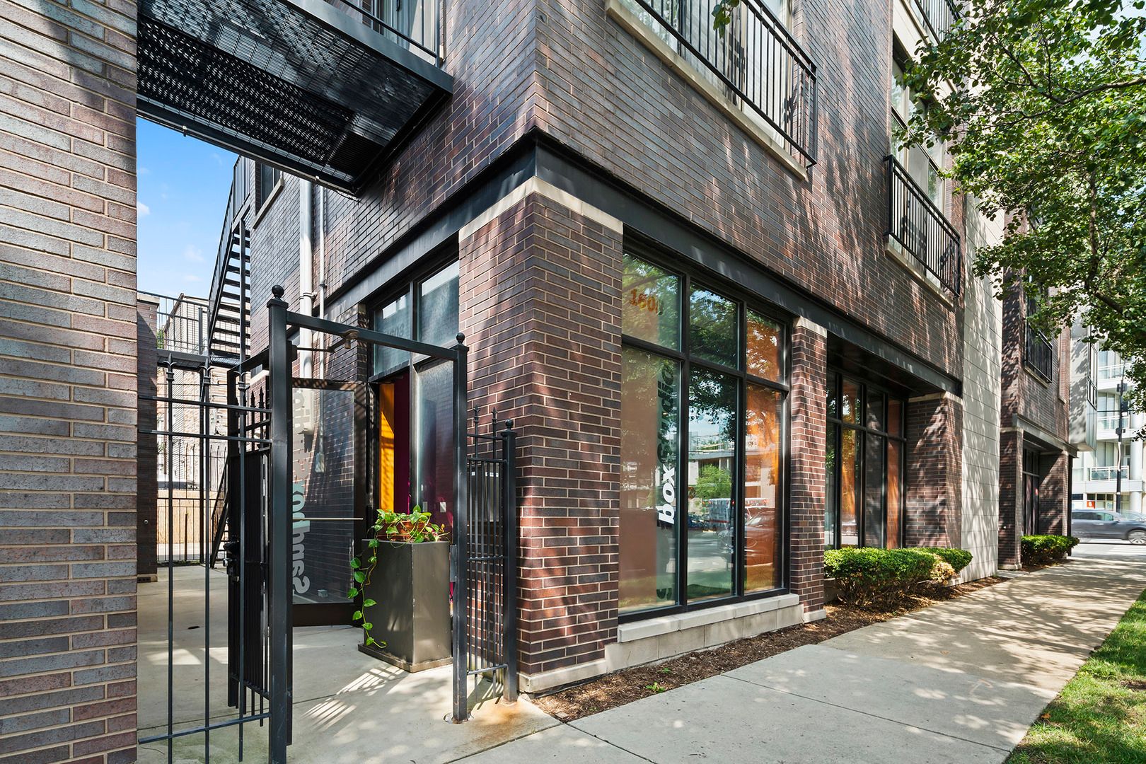 1608 W Cornelia Avenue — Chicago, IL 60657