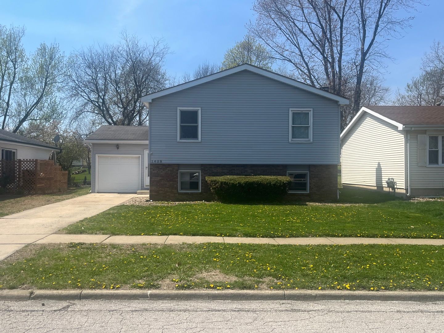 1408 Ridgeport Avenue — Bloomington, IL 61704