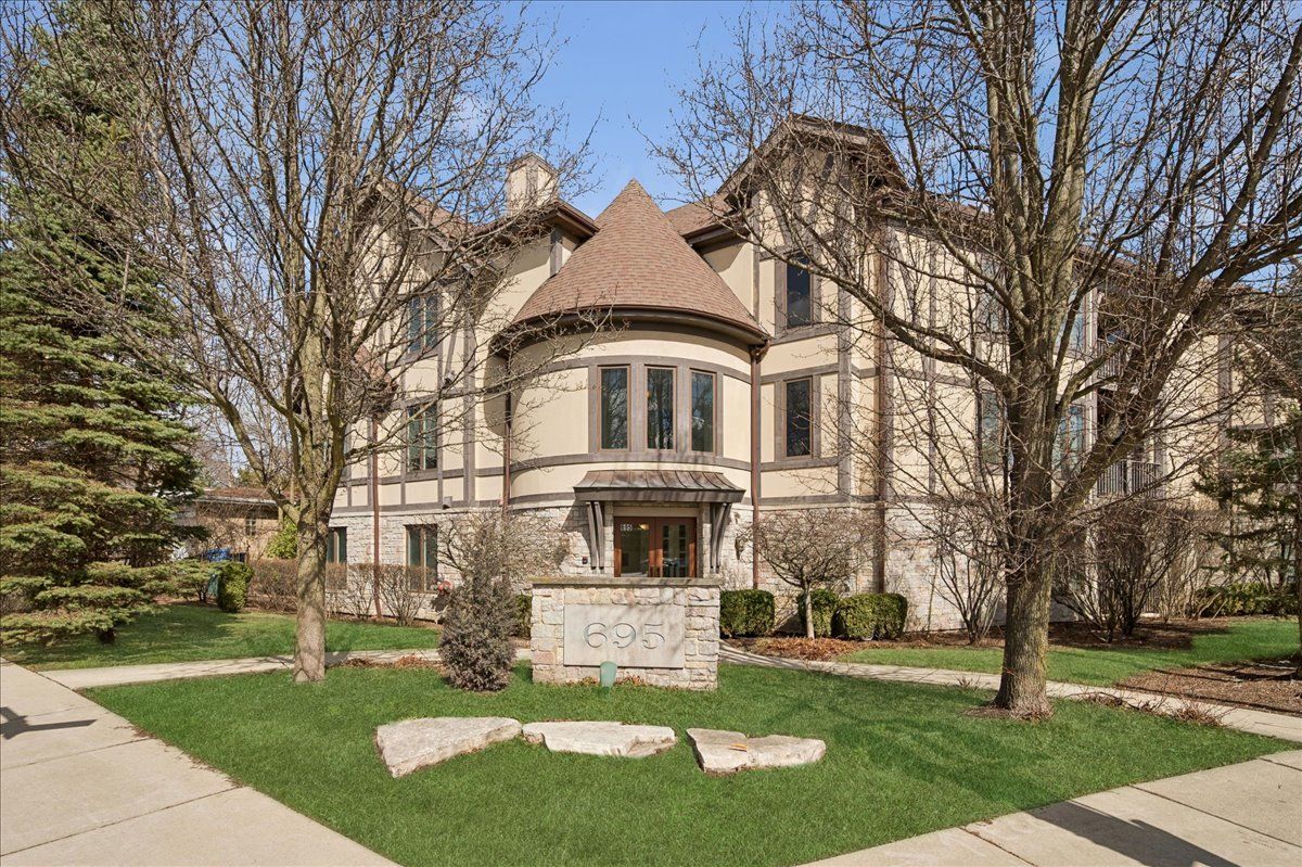 695 Roger Williams Avenue #301 — Highland Park, IL 60035