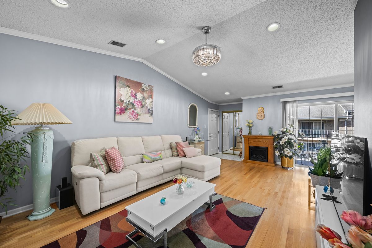 9130 W 95th Street #3B, Hickory Hills, IL 60457