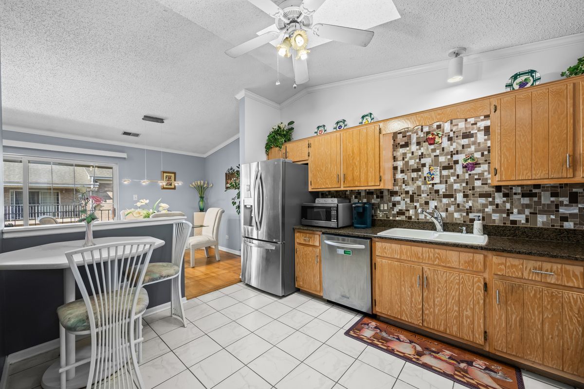 9130 W 95th Street #3B, Hickory Hills, IL 60457