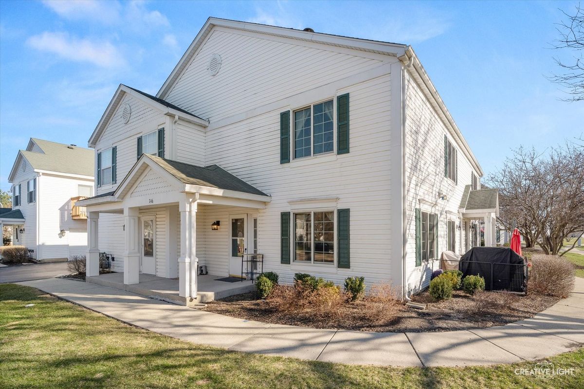 746 Fieldcrest Drive, South Elgin, IL 60177