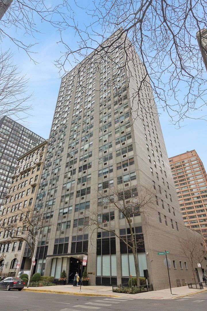 253 E Delaware Place #21G — Chicago, IL 60611