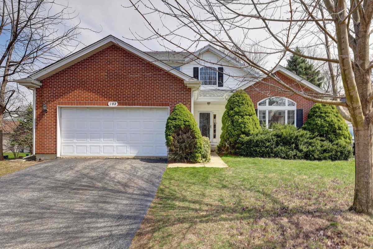 102 Crooked Lake Lane, Lindenhurst, IL 60046