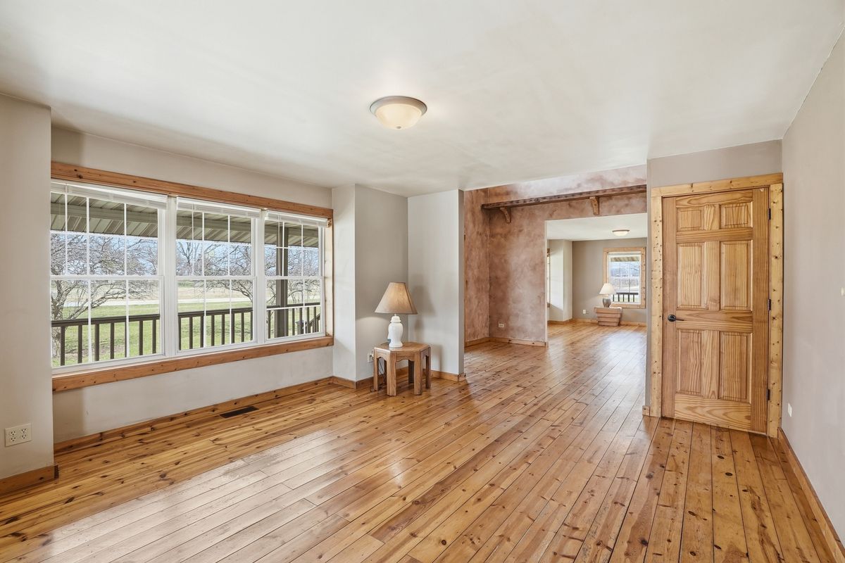 10954 E 9000n Road, Grant Park, IL 60940