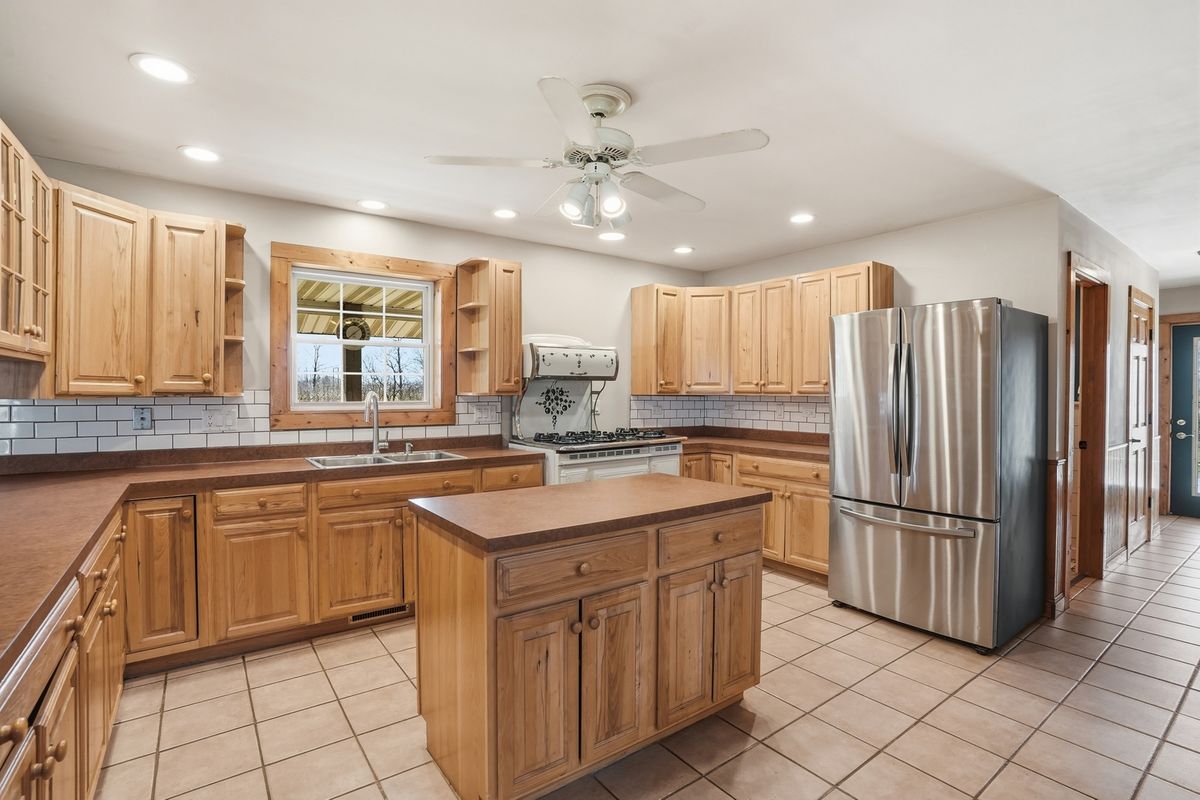 10954 E 9000n Road, Grant Park, IL 60940
