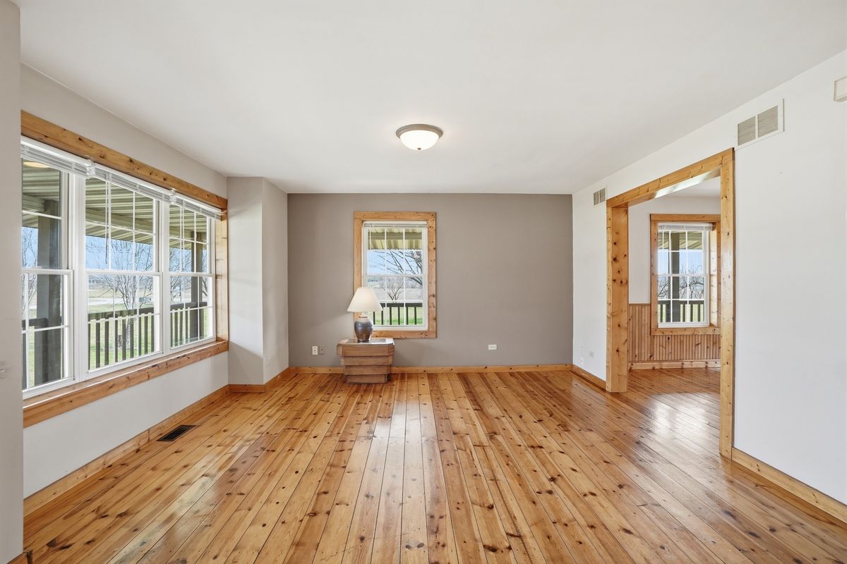 10954 E 9000n Road, Grant Park, IL 60940