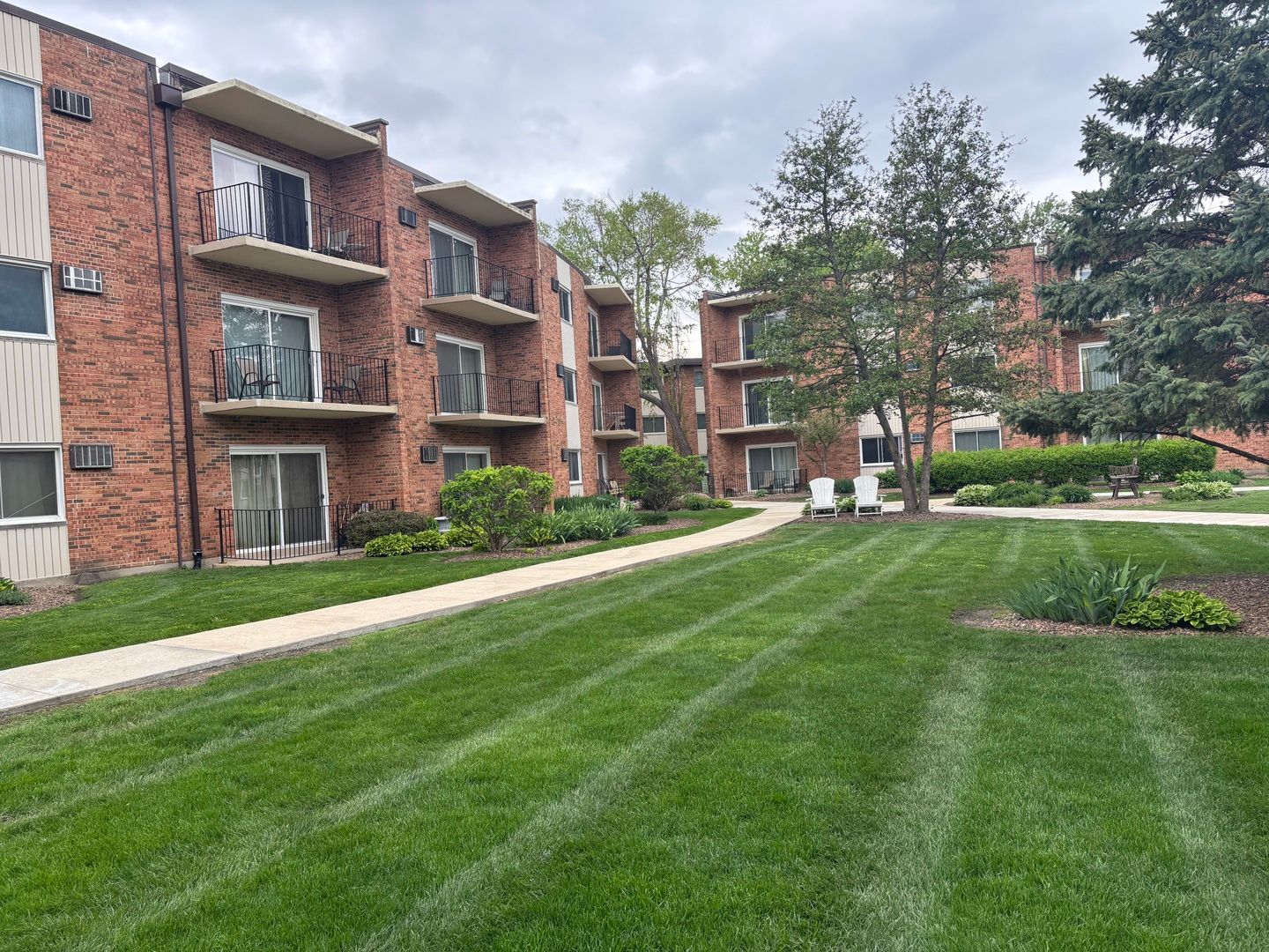 9717 S Keeler Avenue #209 — Oak Lawn, IL 60453