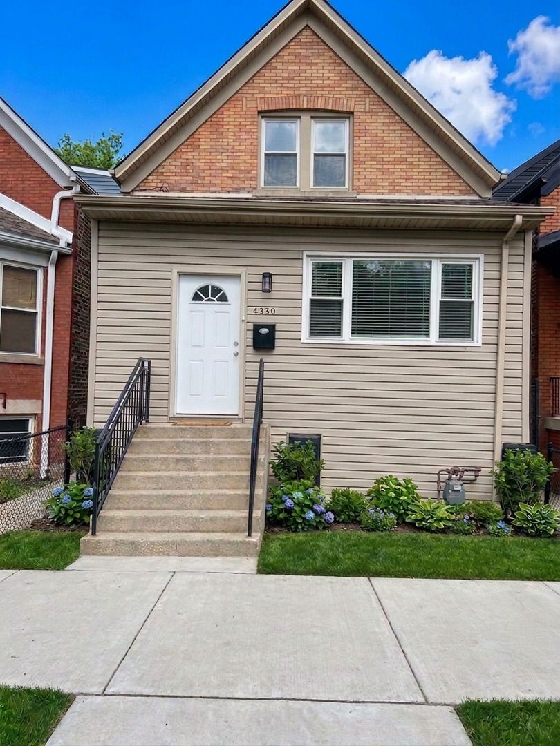4530 W Maypole Avenue — Chicago, IL 60624