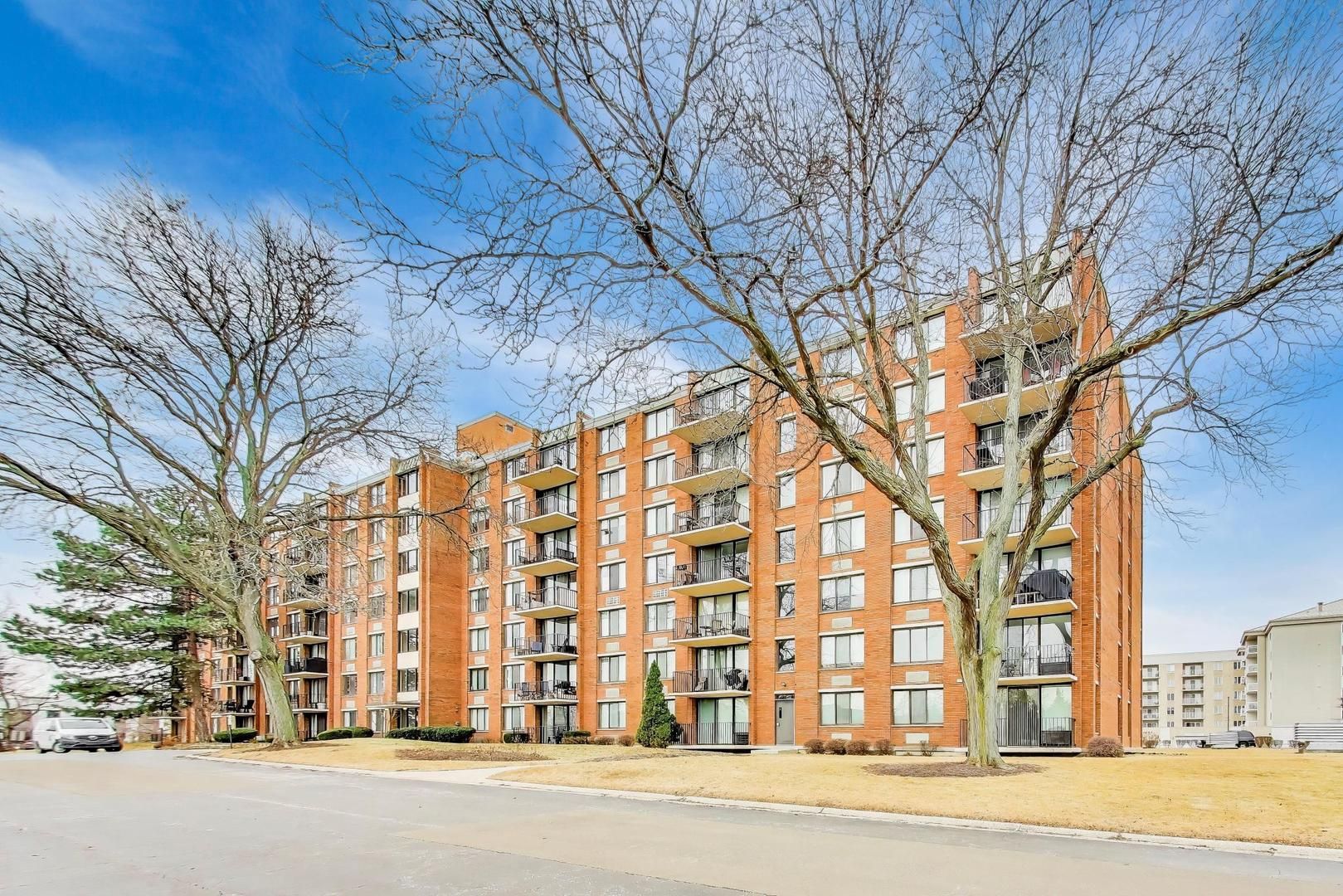 2000 Saint Regis Drive #3G — Lombard, IL 60148