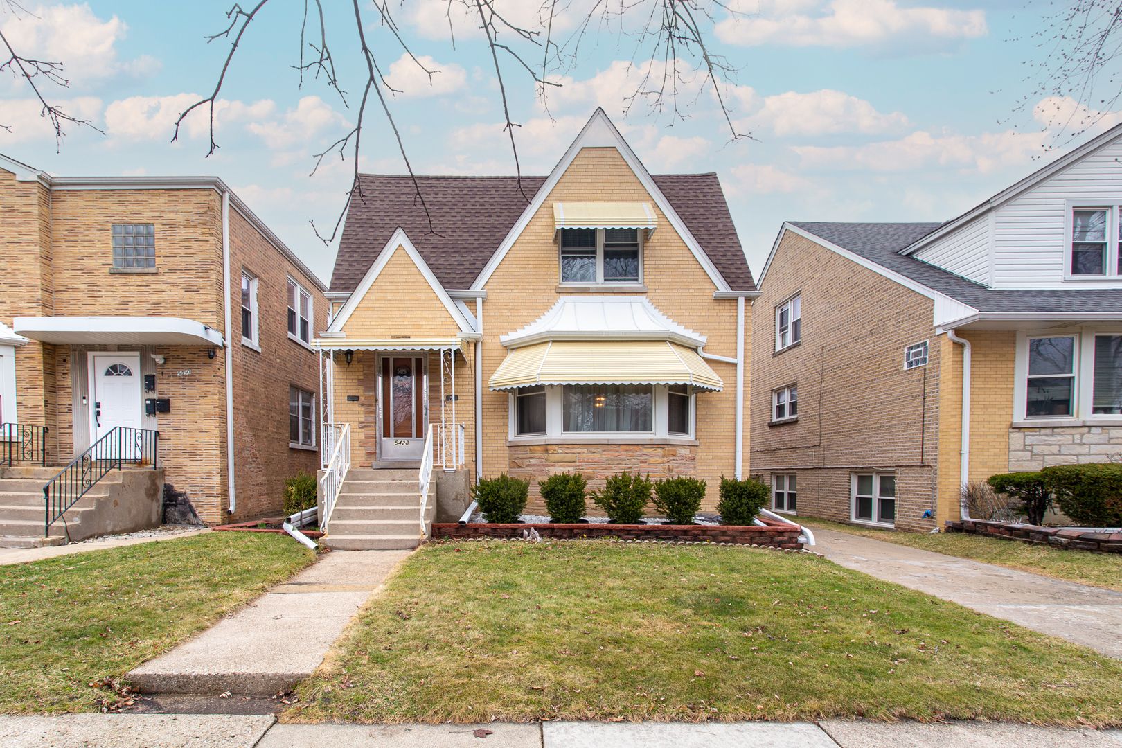 5428 W Sunnyside Avenue — Chicago, IL 60630