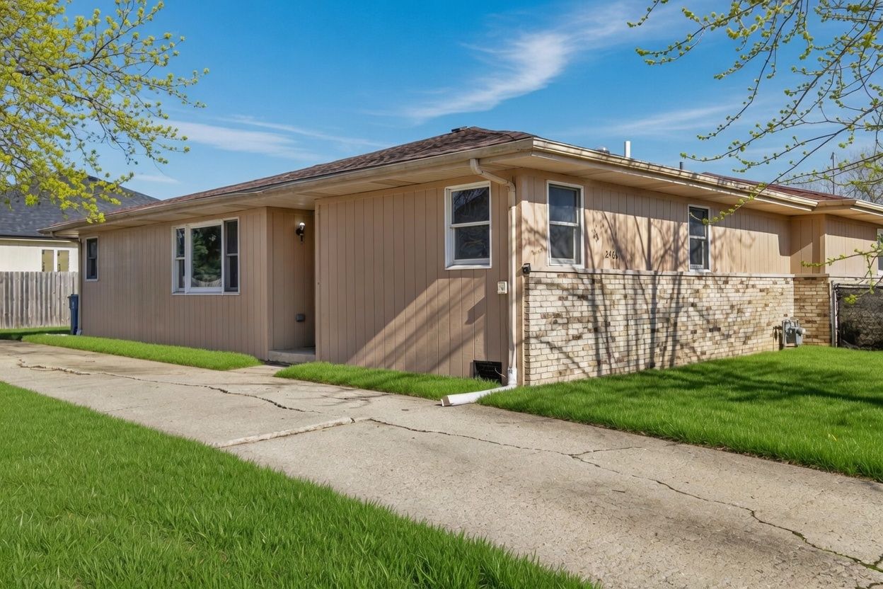 2466 Red Oak Trail — Crest Hill, IL 60435