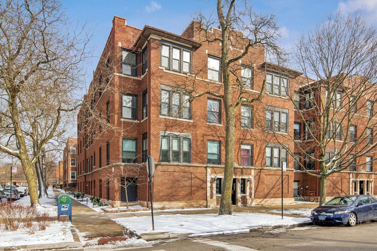 7035 Greenview Avenue, Chicago, IL 60626