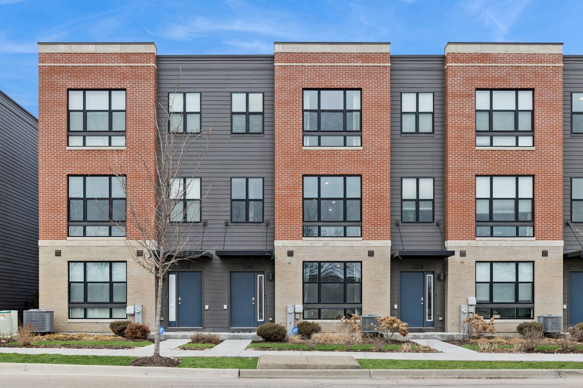 306 Summit Circle, Lombard, IL 60148