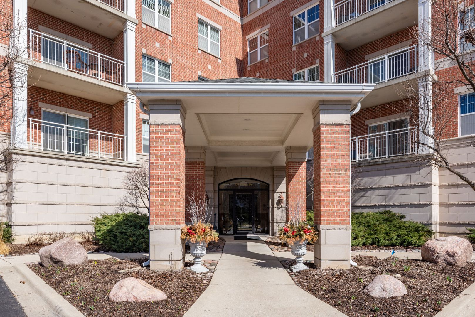 153 Pointe Drive #201 — Northbrook, IL 60062