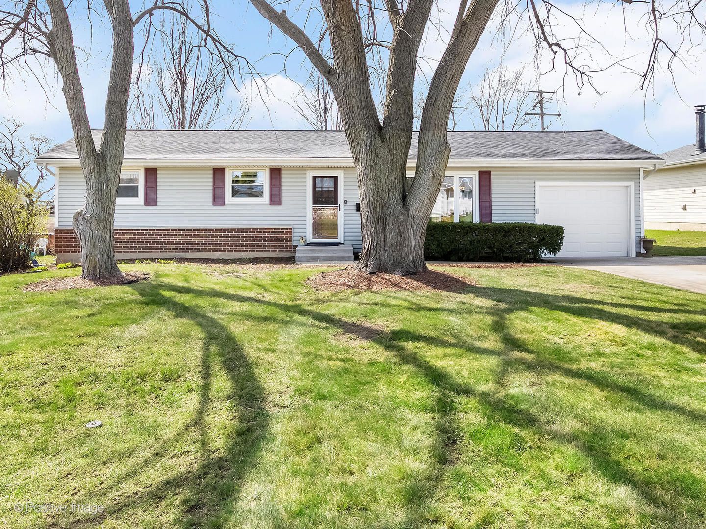 390 Arrowhead Trail — Carol Stream, IL 60188