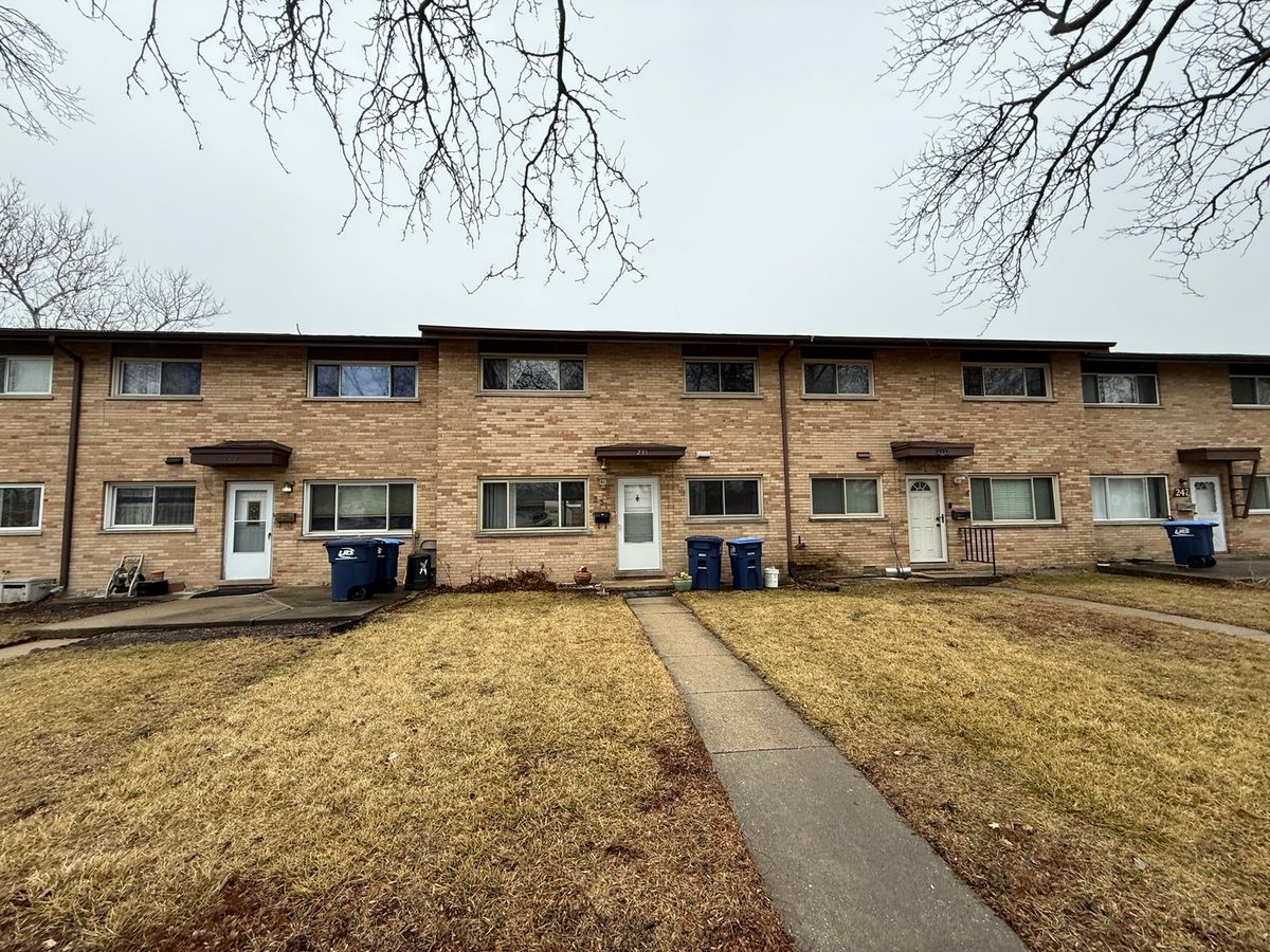 231 DOVER Drive, Des Plaines, IL 60018