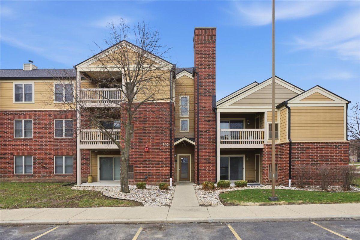 202 Glengarry Drive #206 — Bloomingdale, IL 60108
