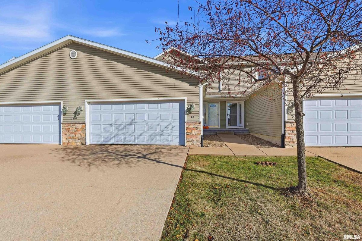 1570 Savannah Circle, Davenport, IA 52807