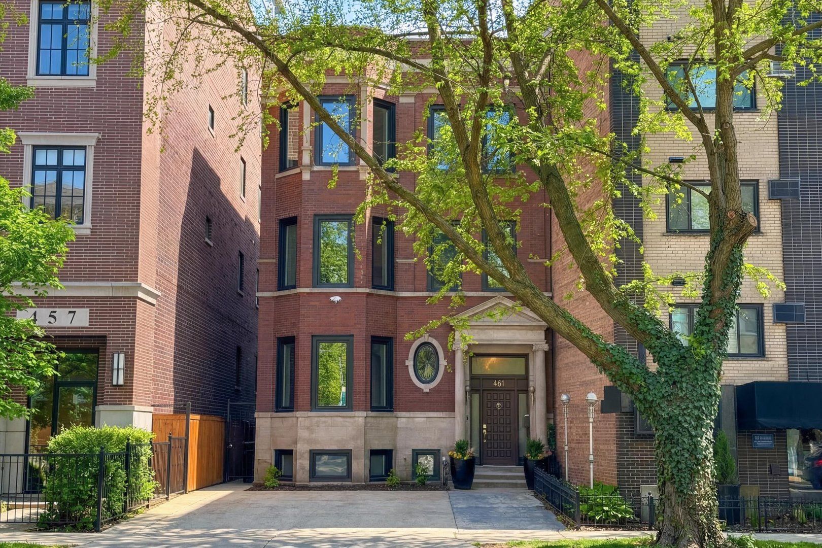 461 W Melrose Street — Chicago, IL 60657