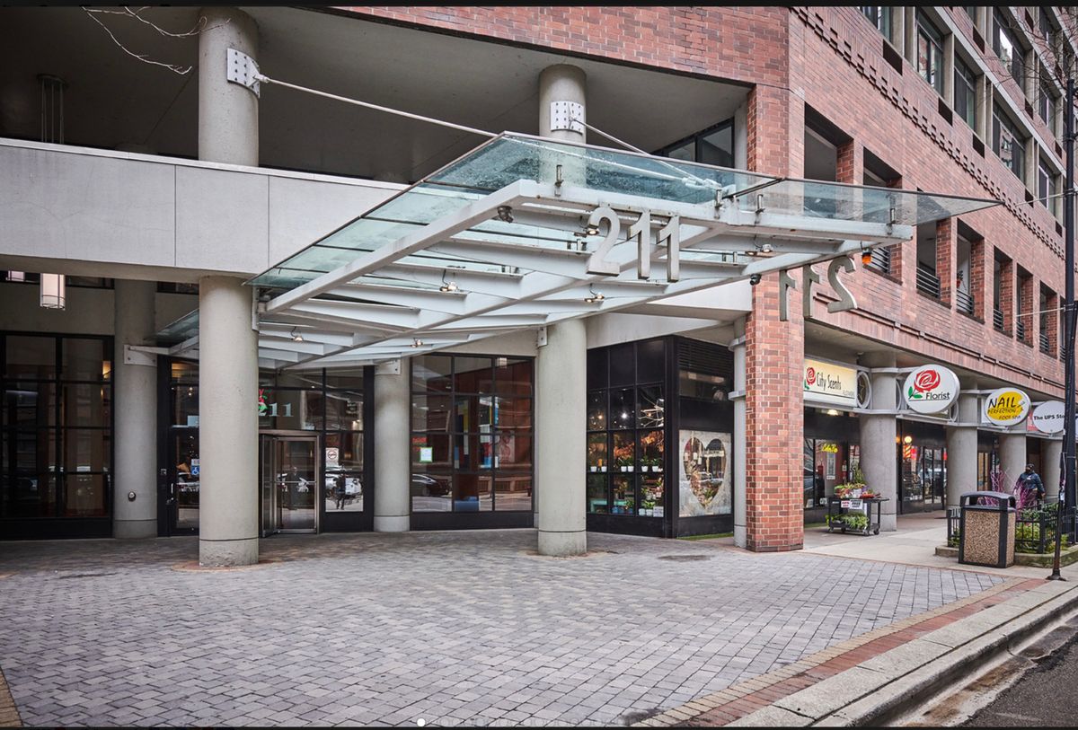 211 OHIO Street, Chicago, IL 60611