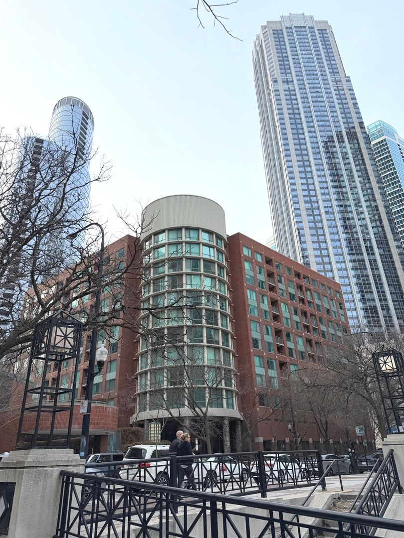 480 N McClurg Court #520 — Chicago, IL 60611