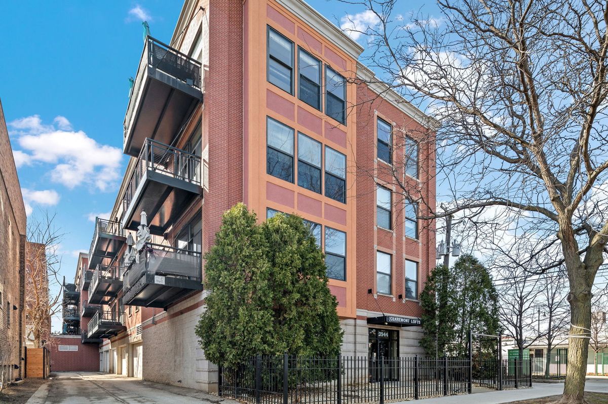 3944 CLAREMONT Avenue, Chicago, IL 60618