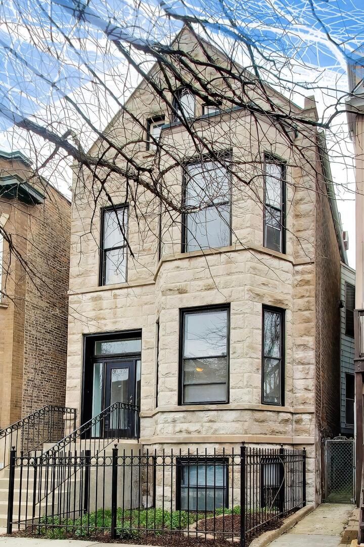 1322 W Barry Avenue — Chicago, IL 60657
