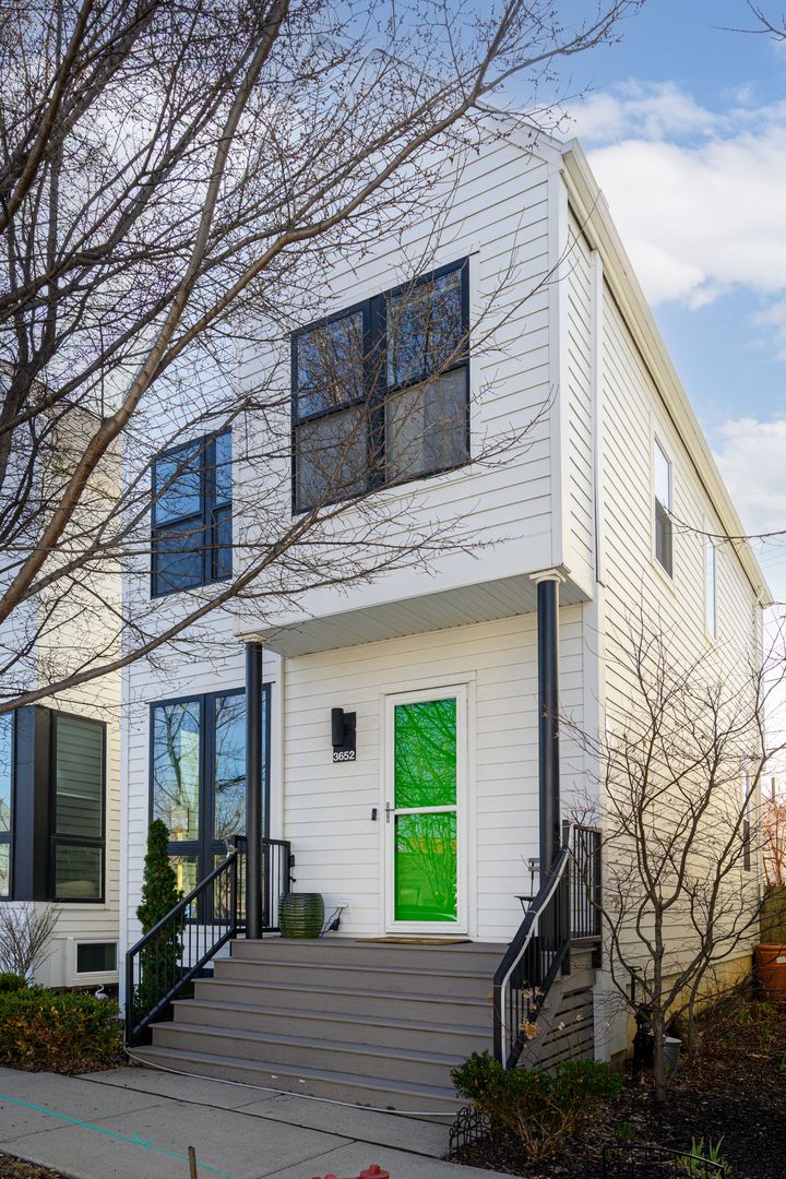 3652 N Kenneth Avenue — Chicago, IL 60641