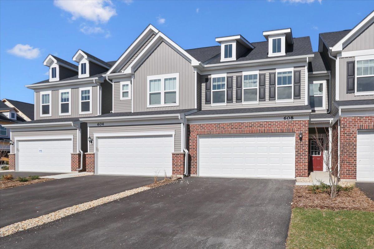 608 Switchgrass Way #61003 — Bolingbrook, IL 60490