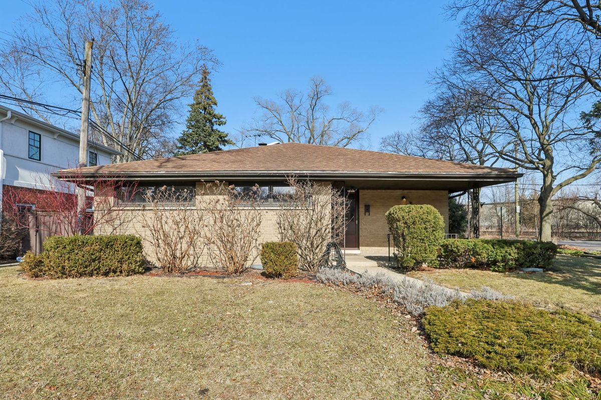 6890 Loron Avenue, Chicago, IL 60646