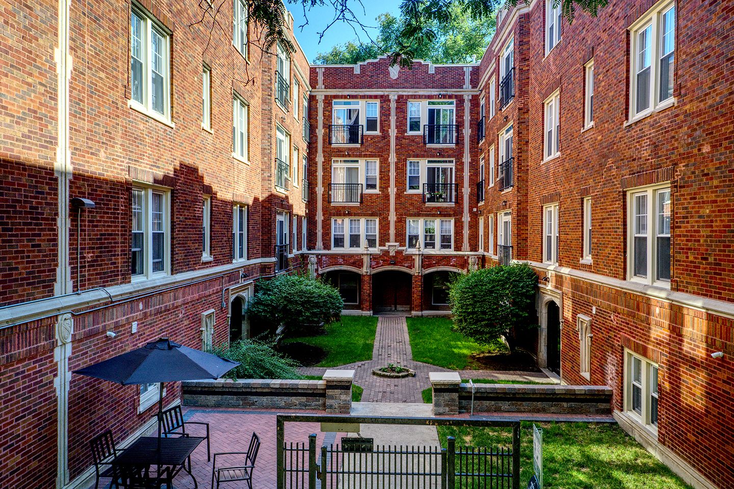 2009 W Jarvis Avenue #3 — Chicago, IL 60645