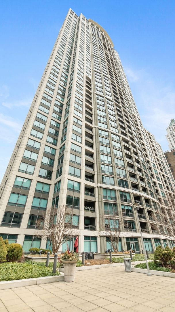 130 N Garland Court #3102 — Chicago, IL 60602
